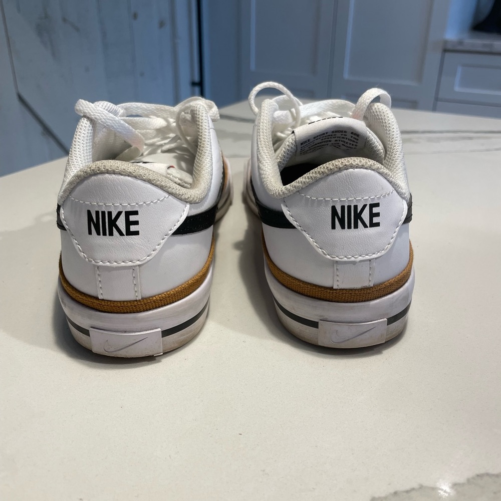 Nike shoes - Picture 2 of 5